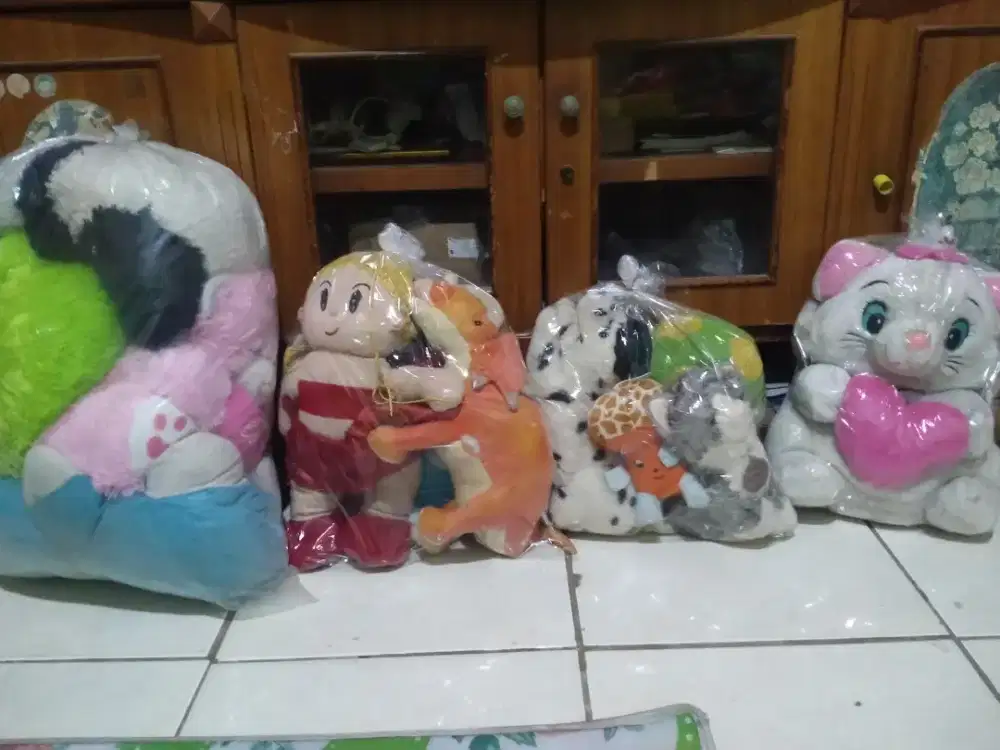 boneka besar dan kecil