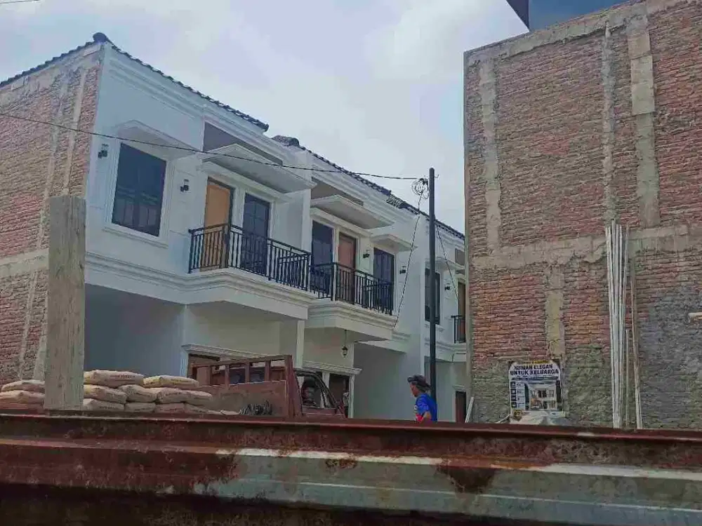 Rumah Putih 2 Lantai dkt Mabes TNI