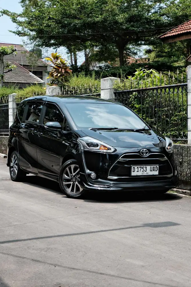 LOWKM! Toyota Sienta Q CVT 2016 veloz hitam bandung 2017