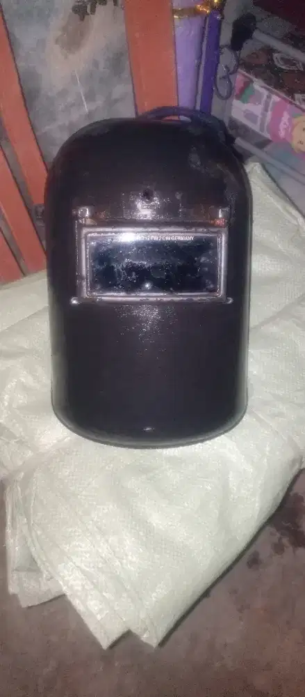 Topi welding bekas pakai