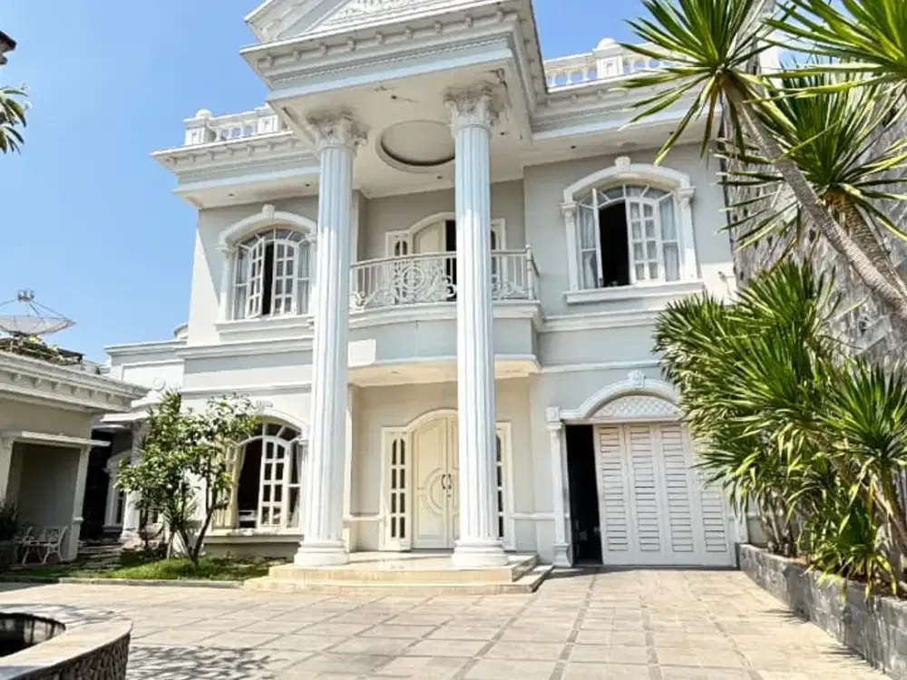 Dijual Rumah Mewah dengan Kolam Renang di Nusukan Banjarsari Solo LT 675 m² – 7 KT