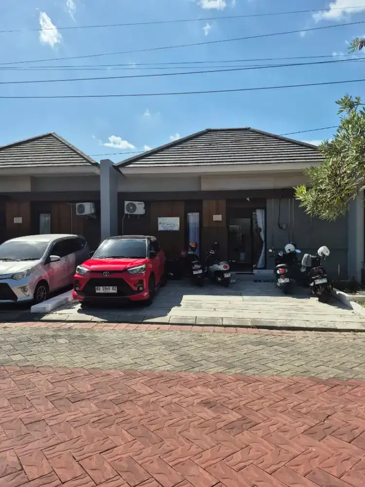 Rumah nyaman ada kolam renang
