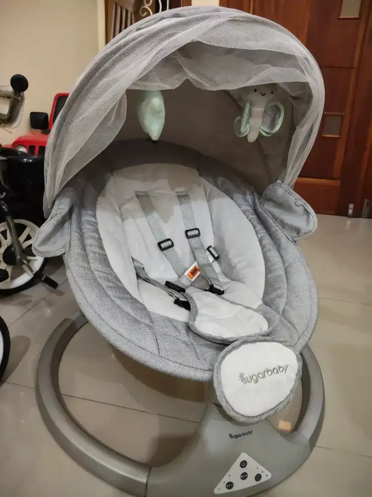Bouncer Sugarbaby Hug Me Automatic Baby Swing Chair with table