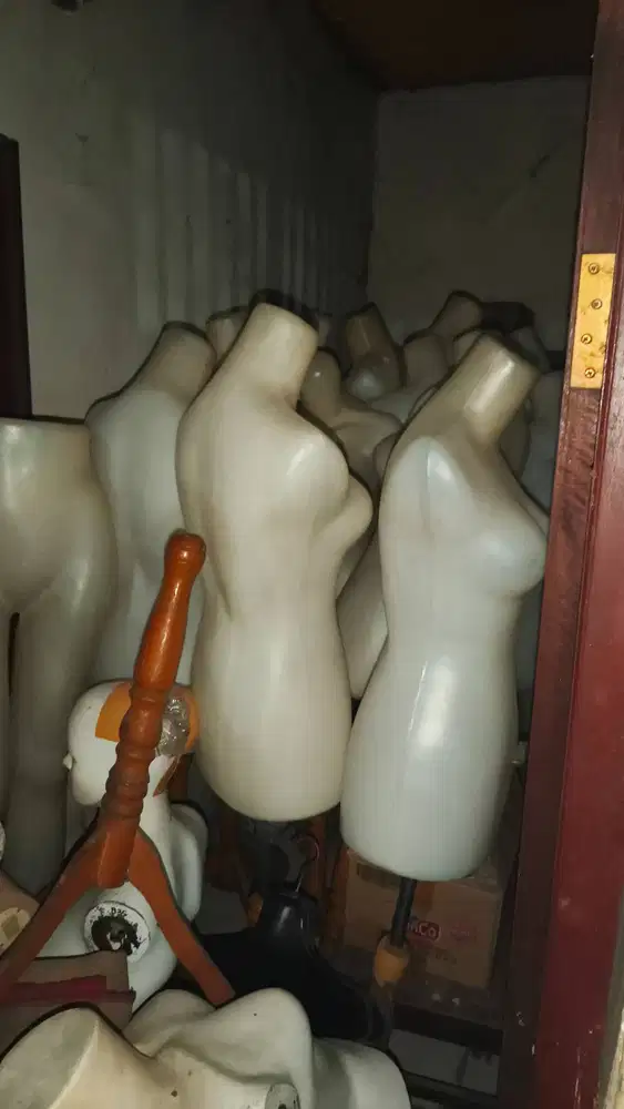 Patung menekin / patung busana