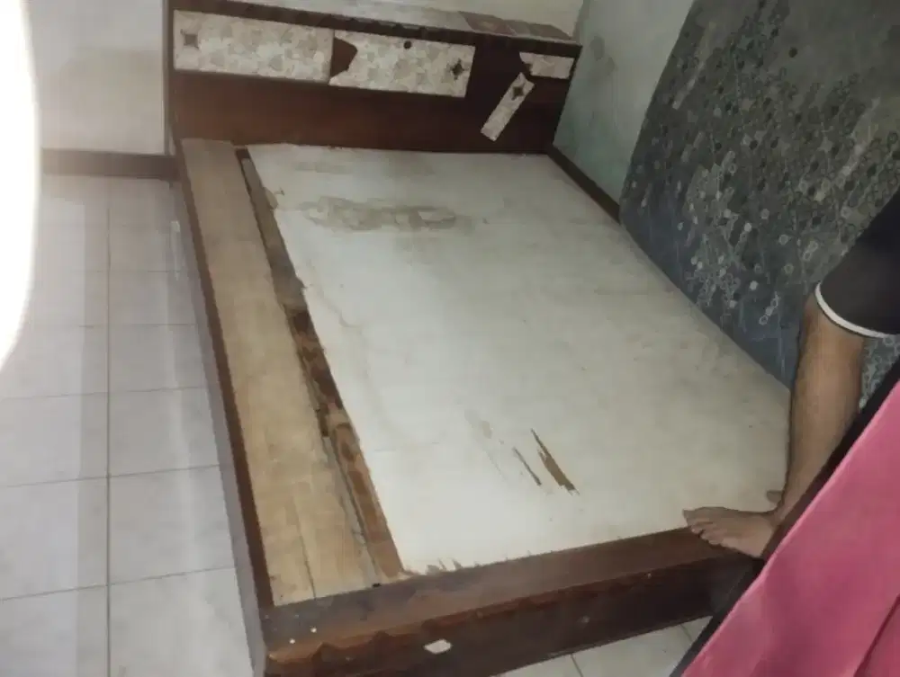 Dipan tempat tidur kayu