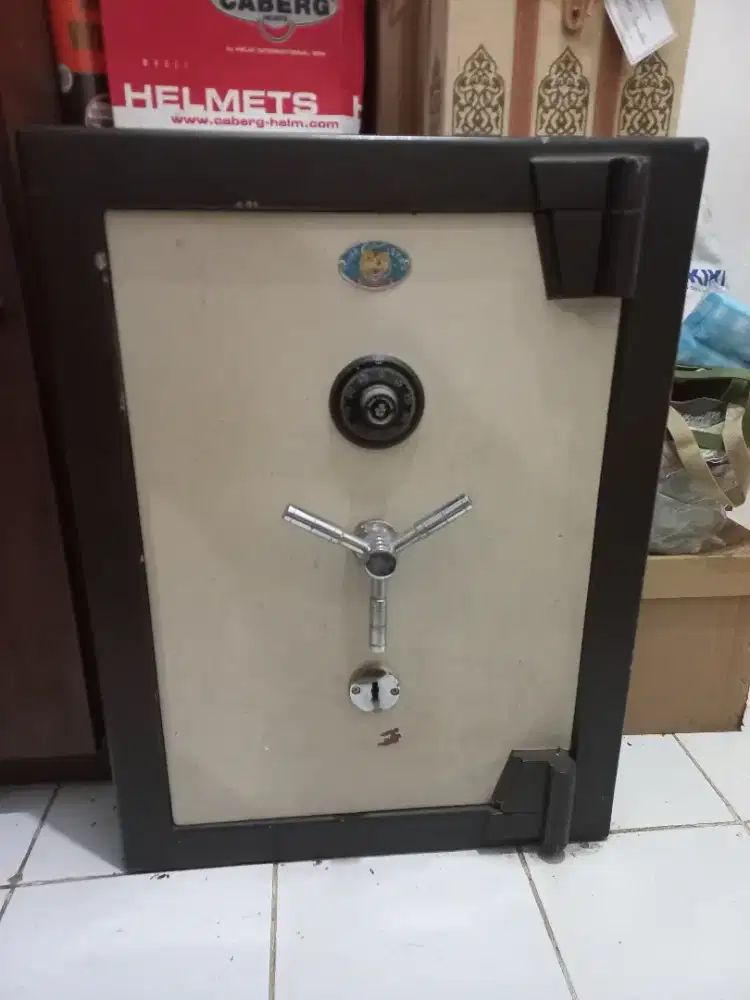 Brankas besi besar