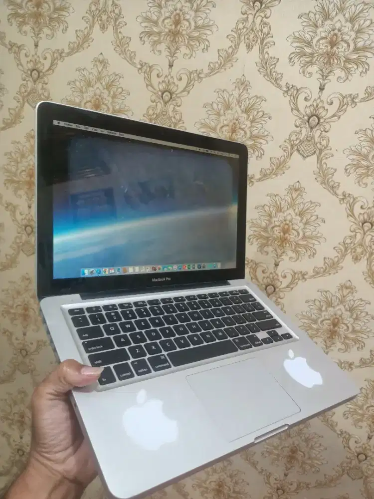 Macbook pro 2012 minus ada flek d layar sesuai d foto lainnya normal