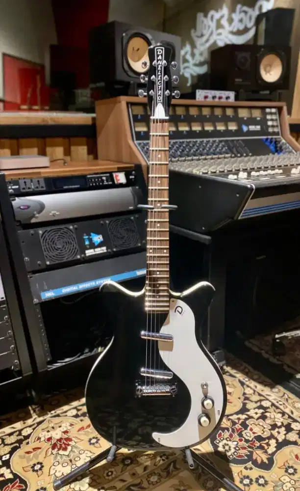 Danelectro '59M NOS+ Electric Black & Danelectro 59 DC Long Scale Bass