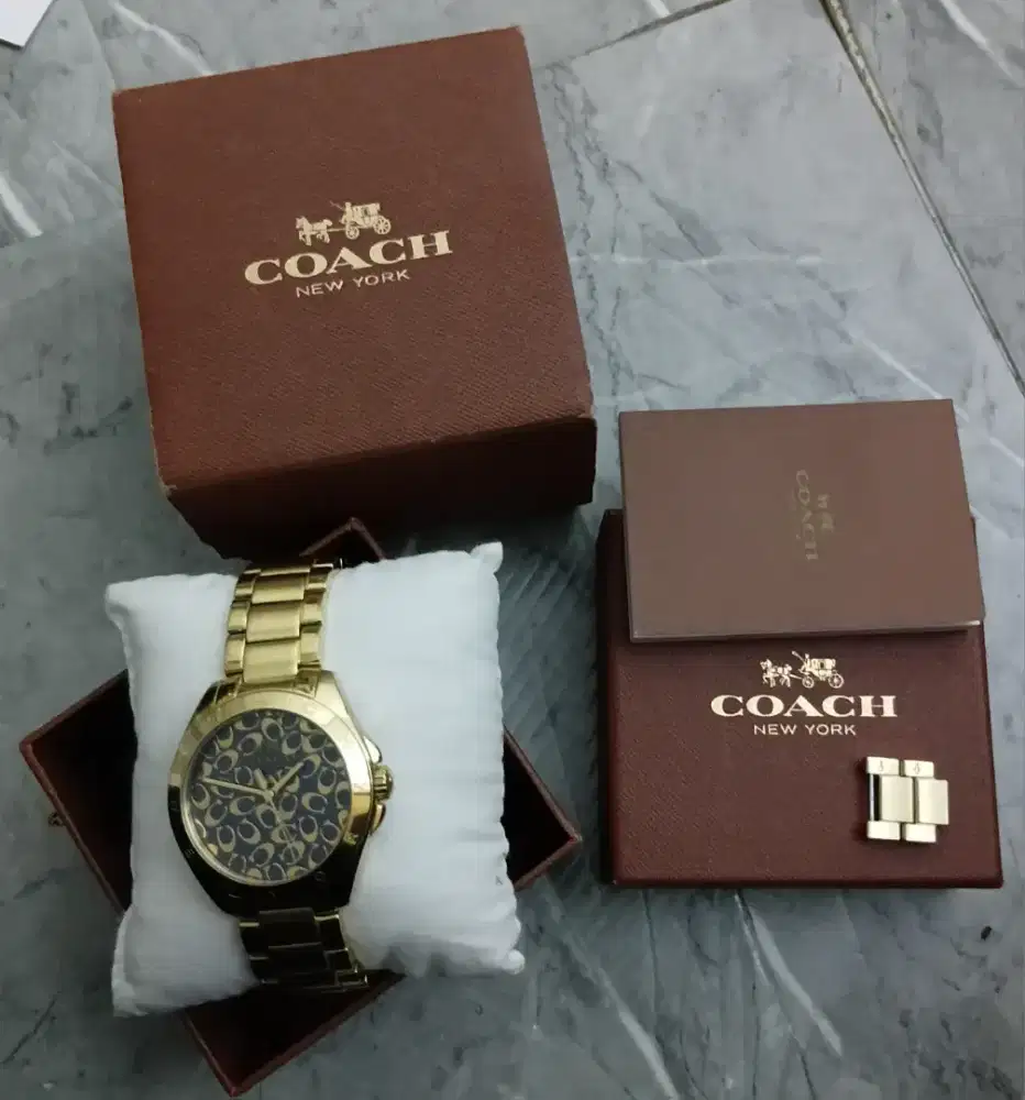Jam tangan wanita merk coach tristen gold