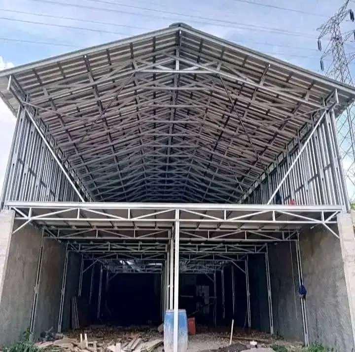Kontruksi gudang terpasang
