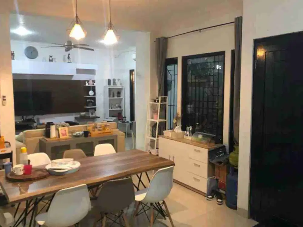 DISEWAKAN RUMAH MEWAH DI KOMPLEK PONDOK KELAPA