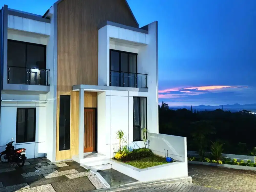 Rumah Jogja 2 Lantai + Balkon View Pegunungan dalam Perum One Gate System