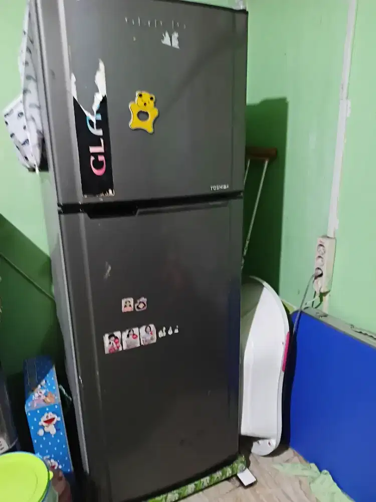 Kulkas 2 pintu merk Toshiba glacio