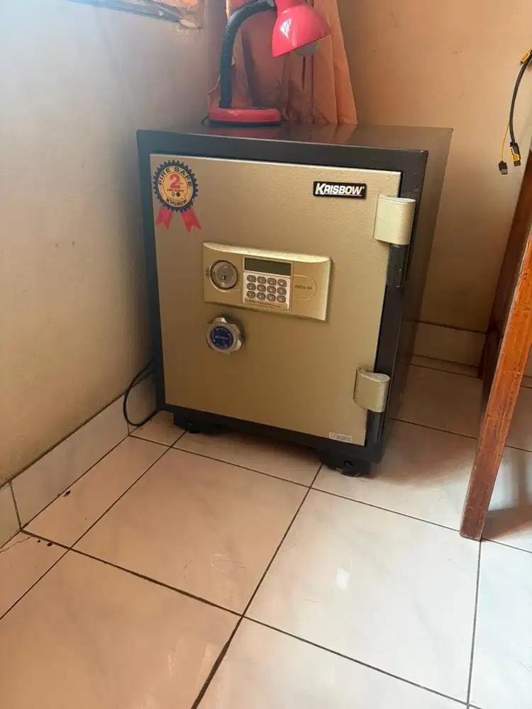 Brangkas seken seperti baru