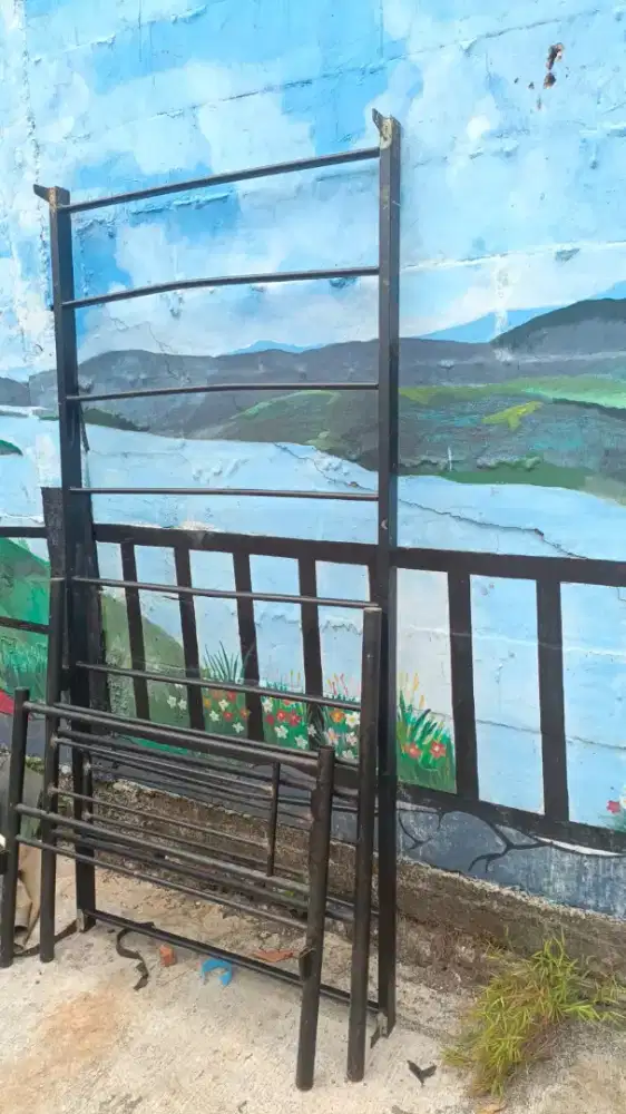Tempat tidur besi