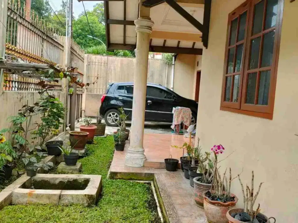 Rumah Lama terawat  lokasi Strategia di sayap BKR kota Bandung