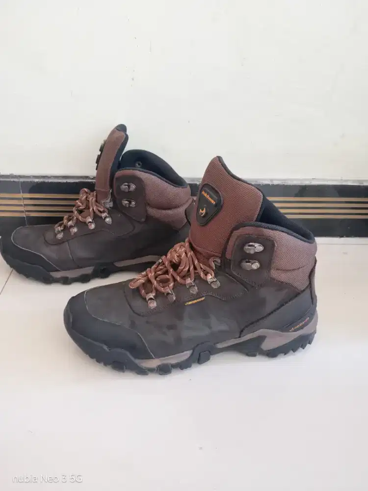 Sepatu gunung kulit asli ukuran 42