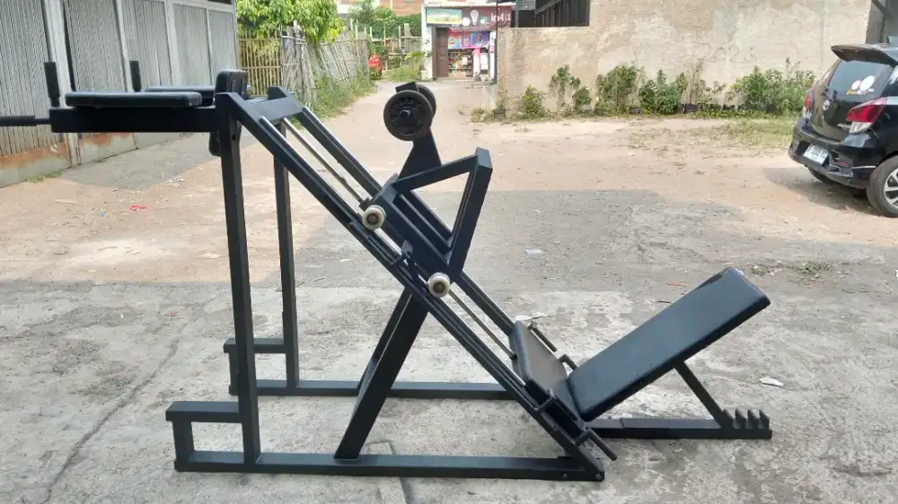 Leg press dan pull up. Alat olahraga fitnes gym