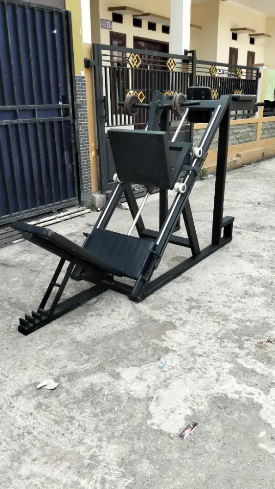 Alat olahraga gym. Alat fitness. Leg press dan pull up