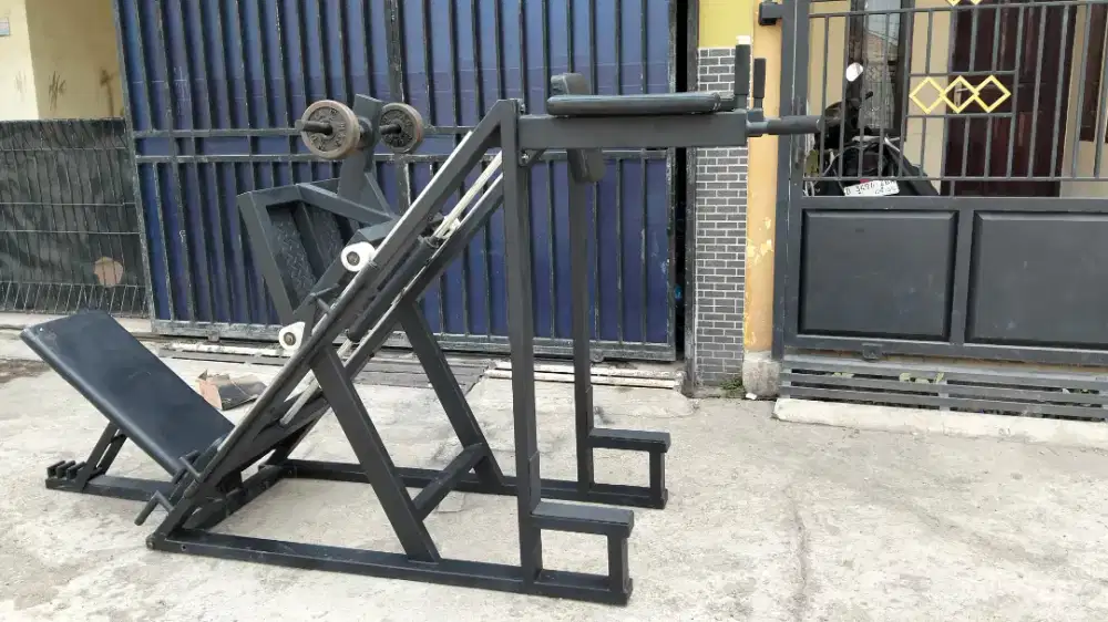 Leg press dan pull up. Alat olahraga. Alat gym. Alat fitnes