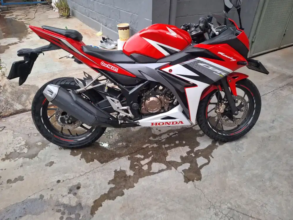 Cbr 150 warna merah plat A