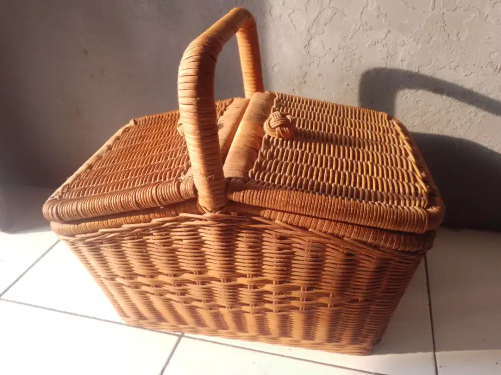 Keranjang rotan tamasya