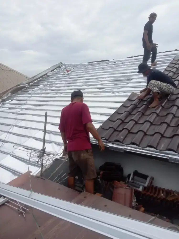 Renovasi atap baja ringan dan plafon PVC