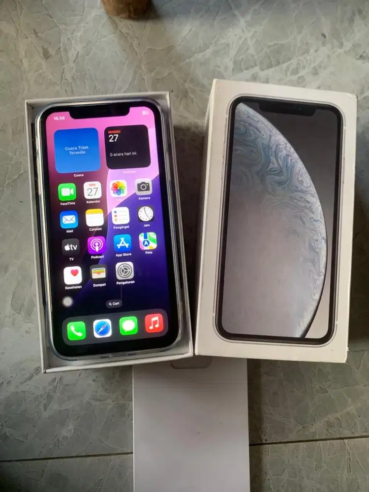 Iphone XR 64gb putih kartu semua lancar garansi personal
