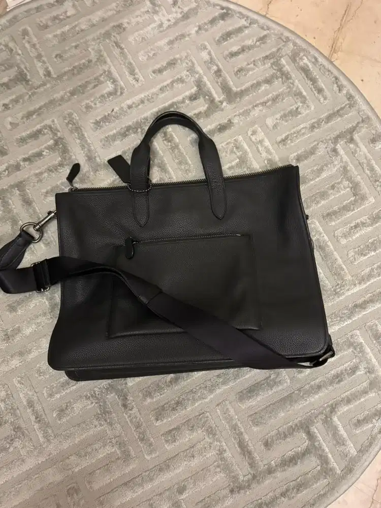 Coach sling bag. black color.
