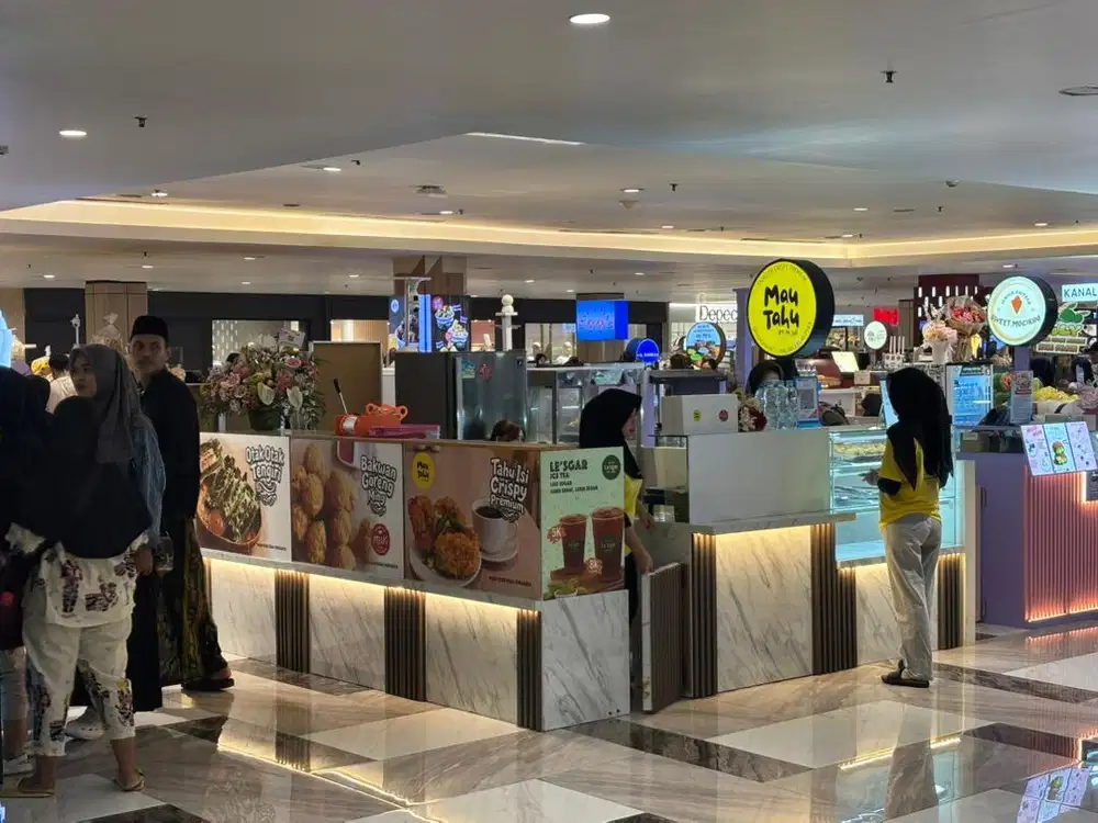 Penjaga Stand Snack di Mall PTC