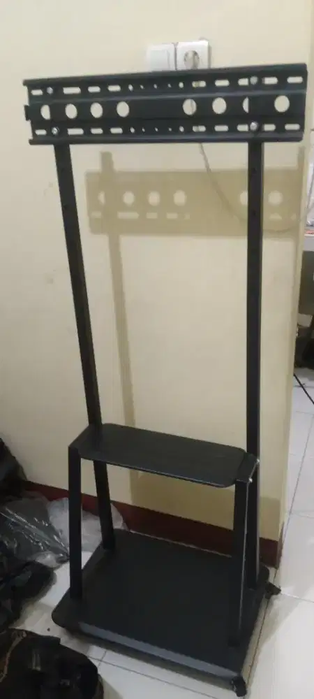 Standing bracket tv