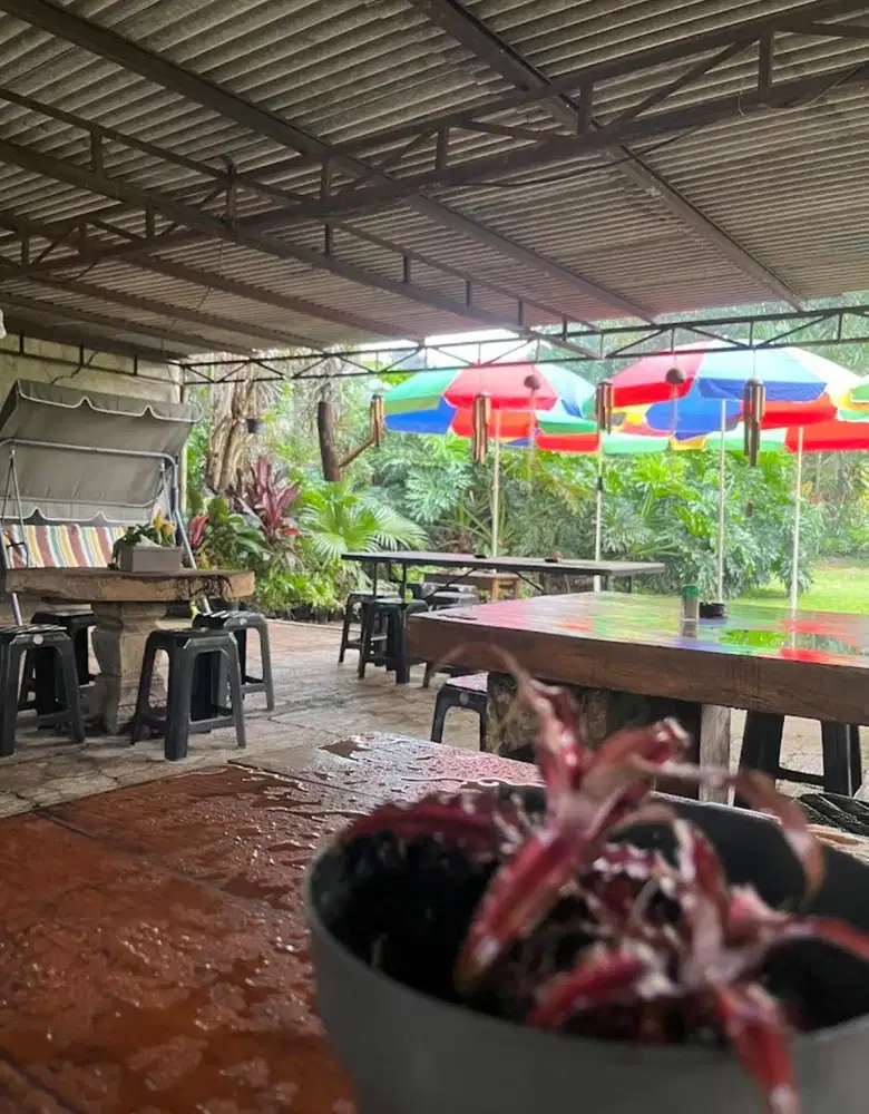 Pegawai warung makan. Lokasi daerah ragunan