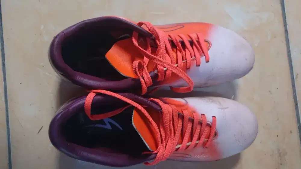 Sepatu bola anak