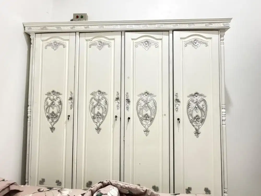 Lemari baju 4 pintu