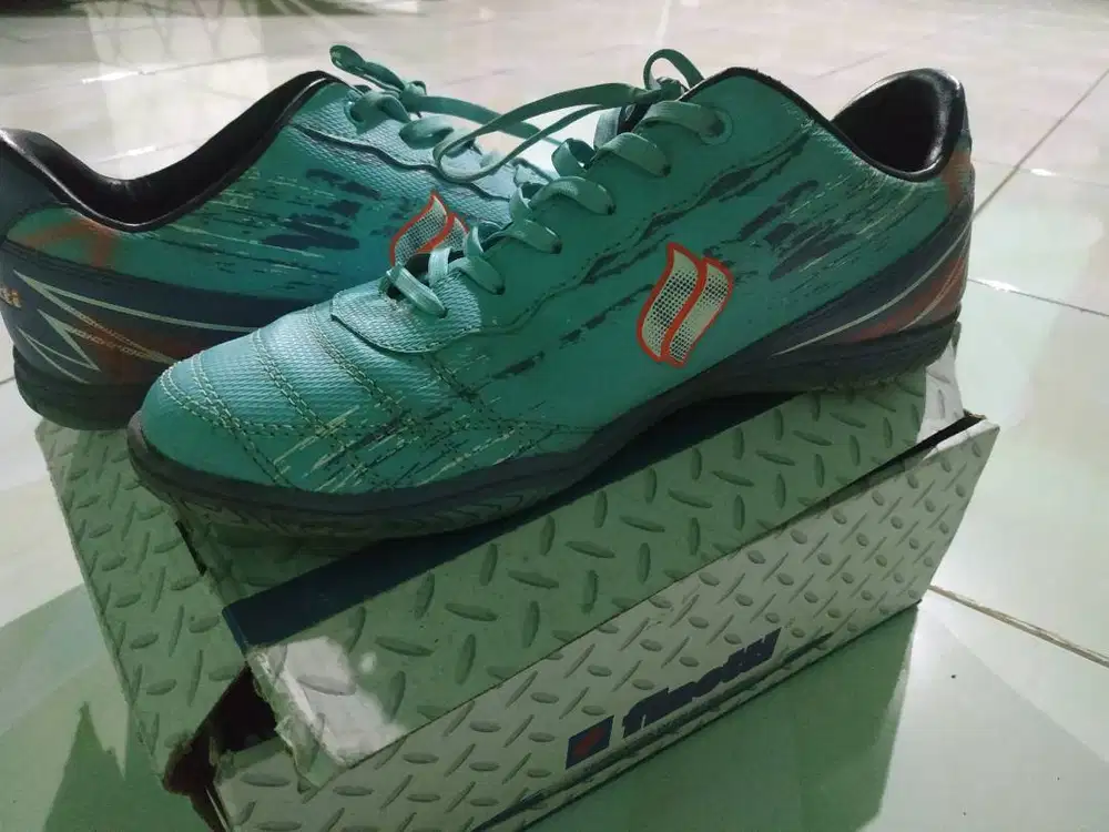 sepatu futsal merek finotti kondisi masih 95%