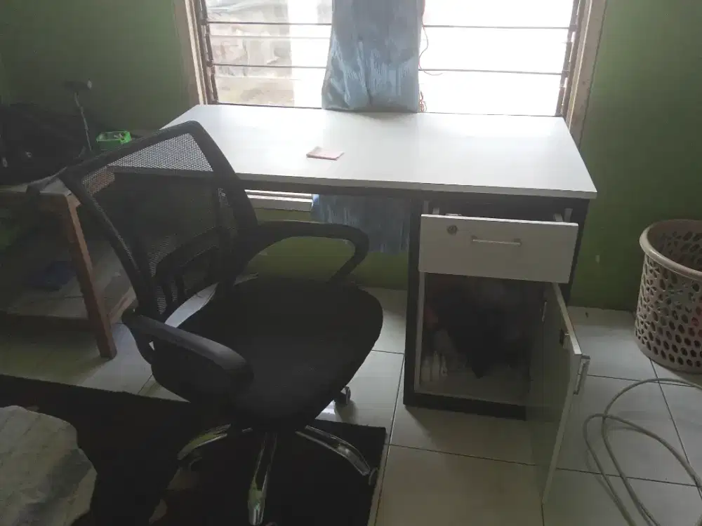 satu set meja dan kursi kantor