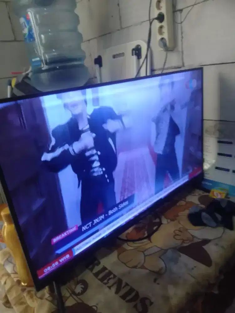 TV LED Digital 32inch merk Hisense minus layar ada garis