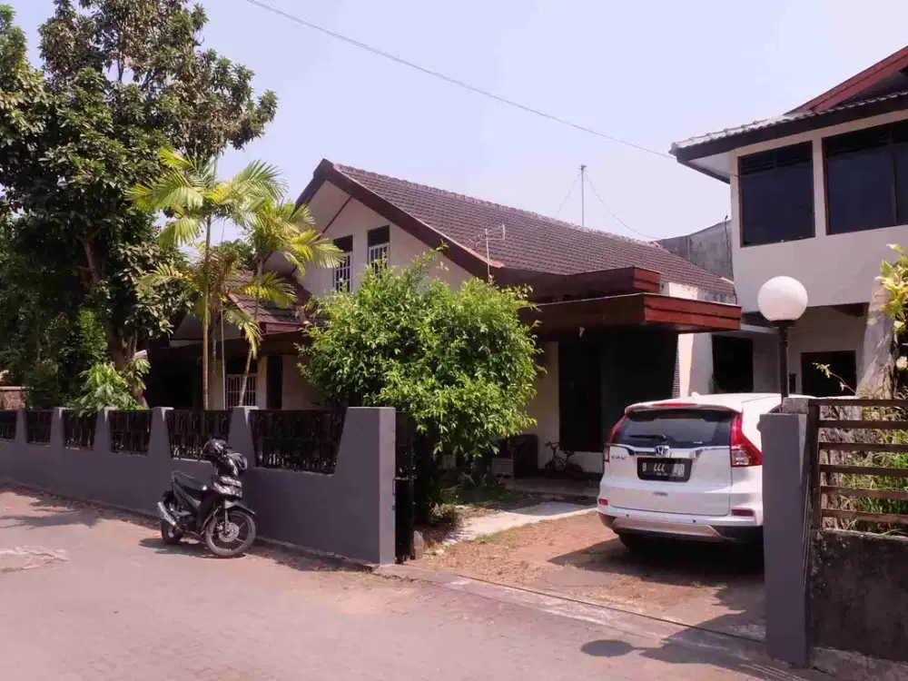 Rumah Besar di Sawit Sari Jogja