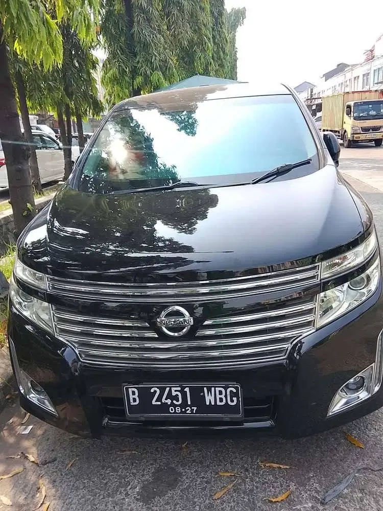 nissan elgrand (2013)