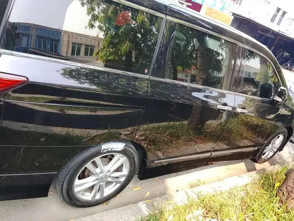 nissan elgrand (2013)