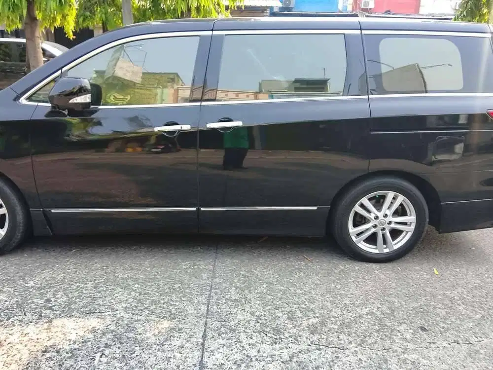 nissan elgrand (2013)