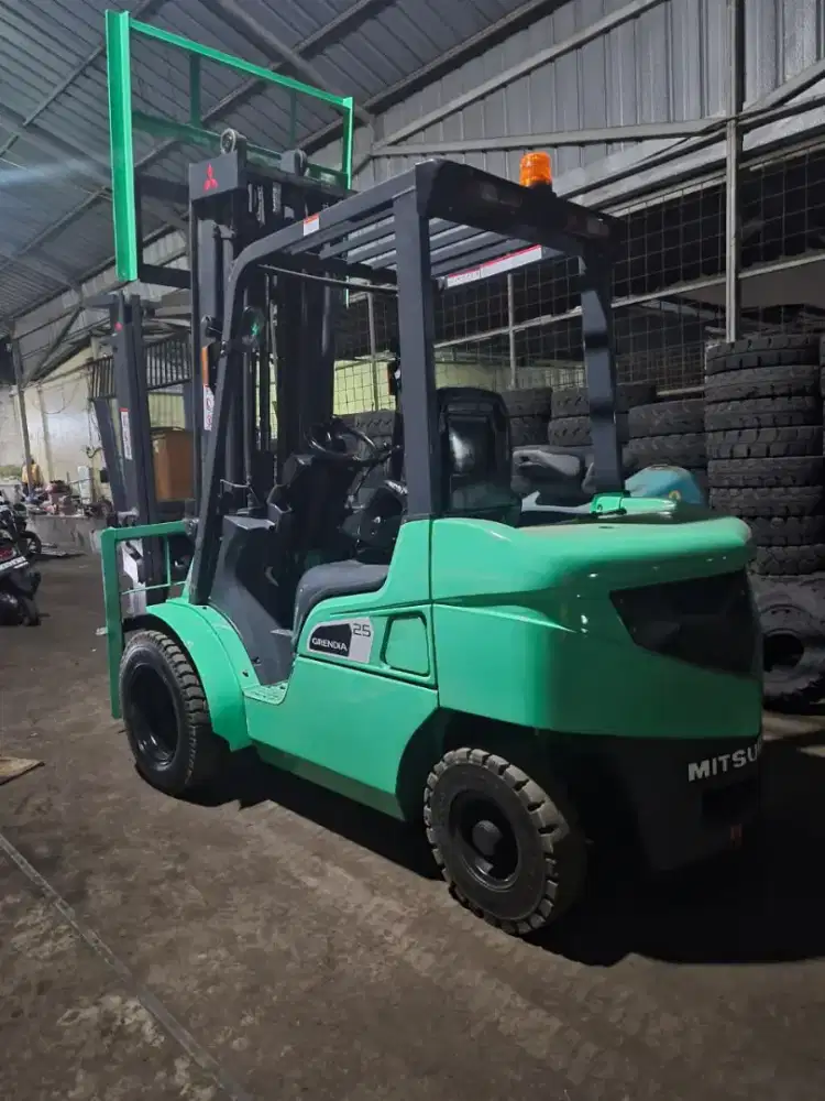 Forklift 2,5 Ton Mitsubishi Three Lift siap kerja