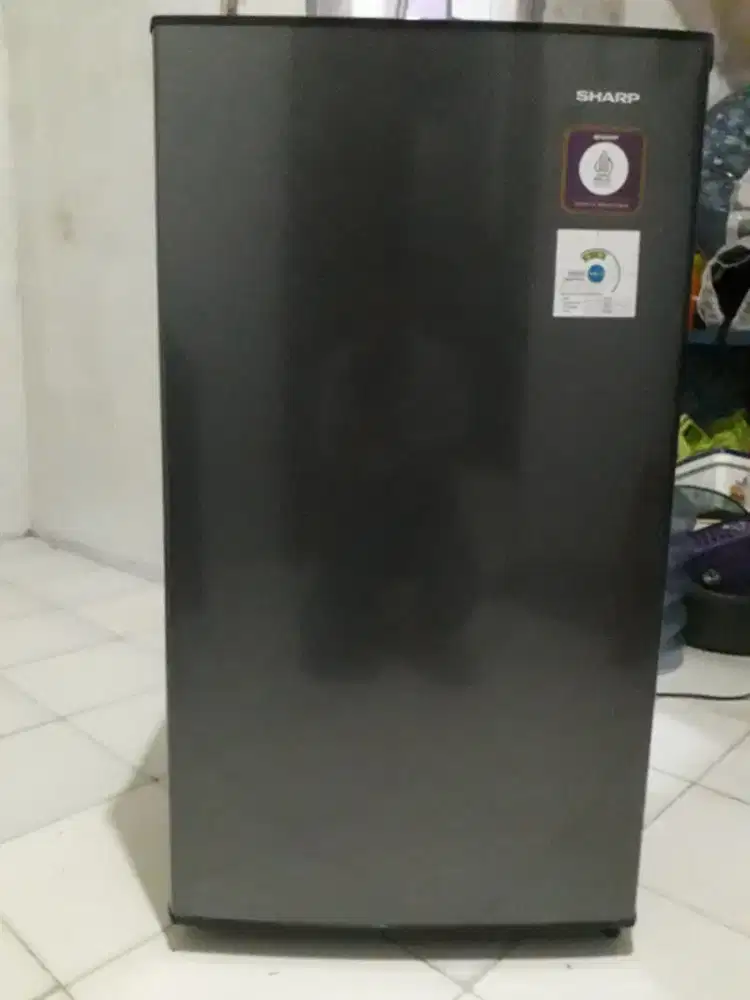Di jual kulkas 1 pintu merk sharp normal dingin beku hrg 650rb