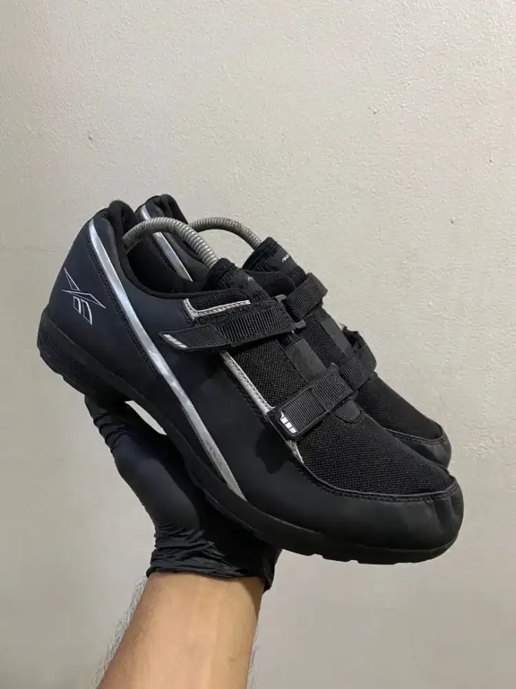 Sneakers reboook 44 original black masih bagus