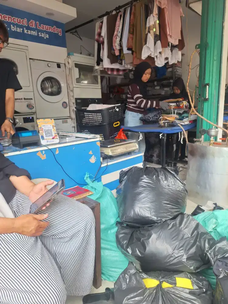Karyawan laundry gosok packing