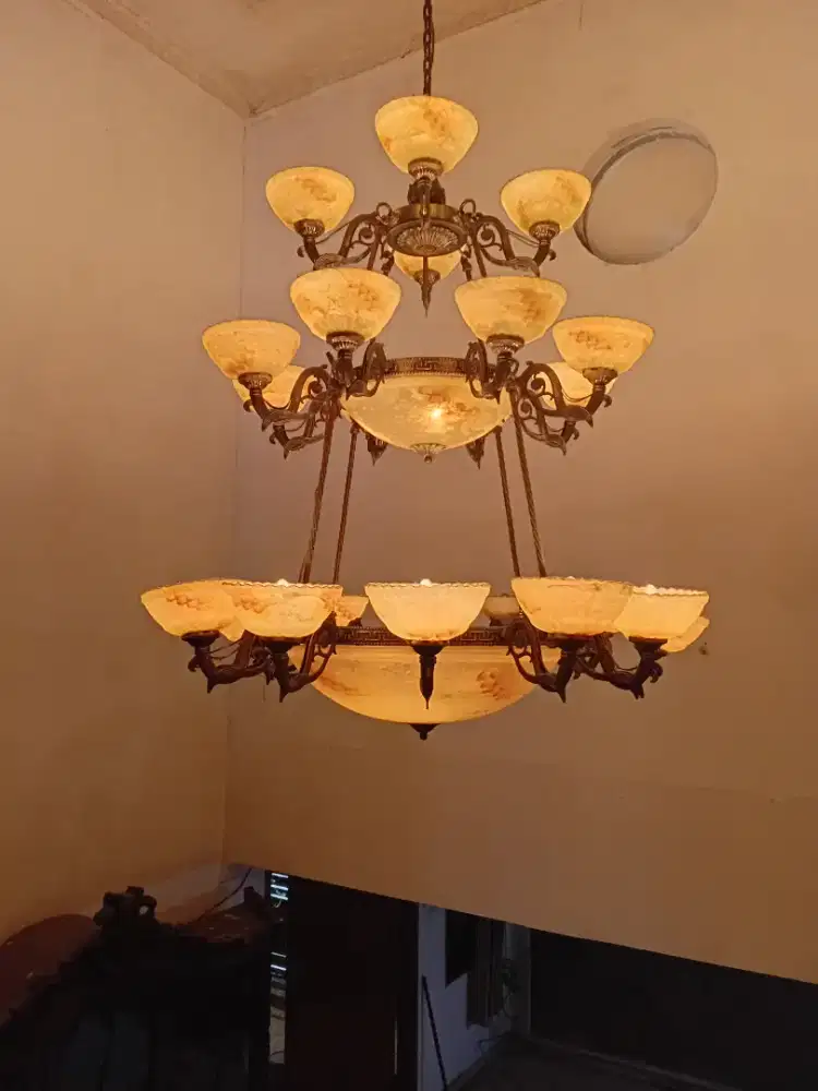 Lampu gantung antik besar