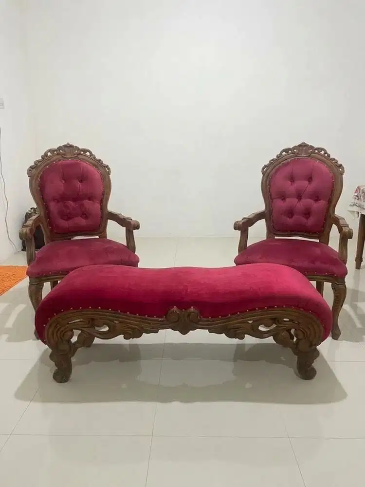 kursi pengantin bludru merah maron