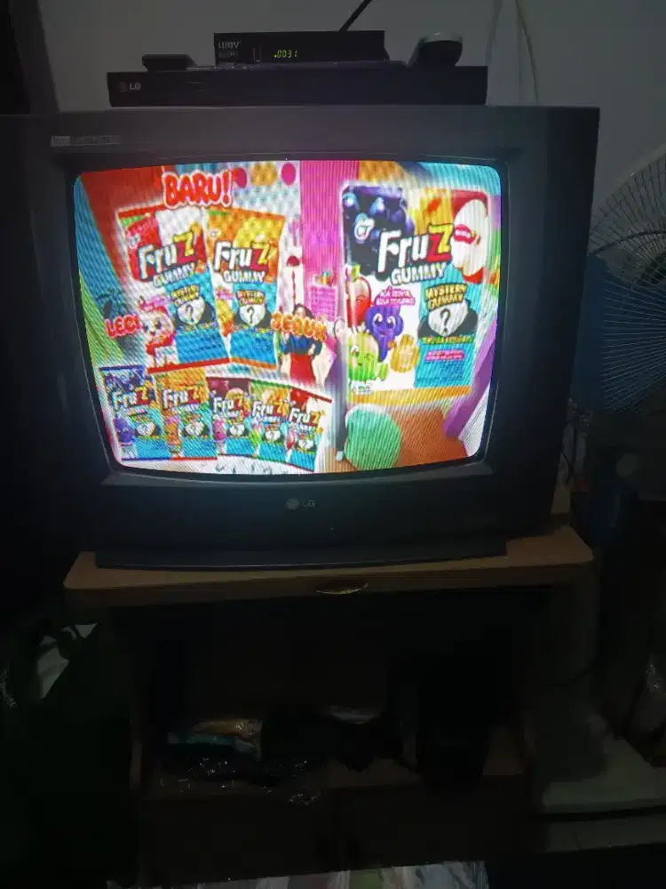 Tv tabung dan meja tv