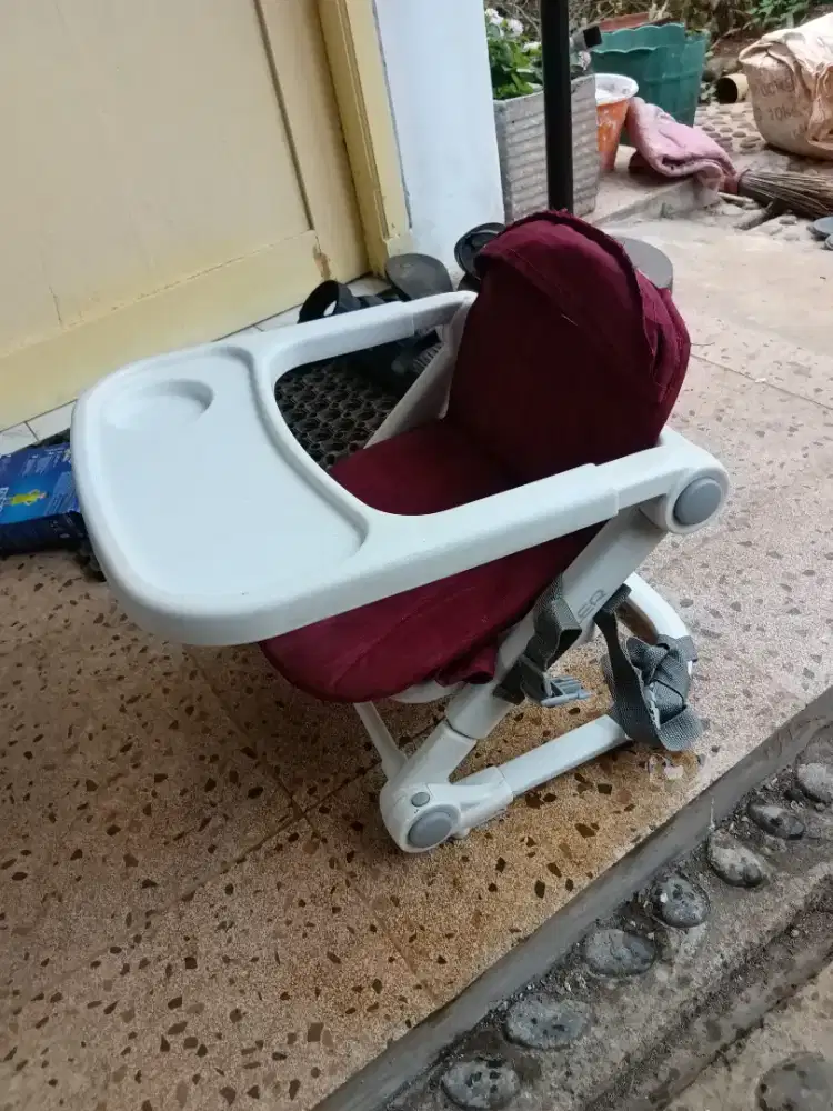 Tempat duduk makan Bayi