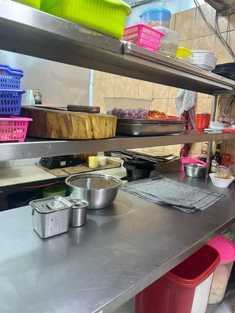DI BUTUHKAN PELAYAN WARUNG MAKAN PECEL LELE
